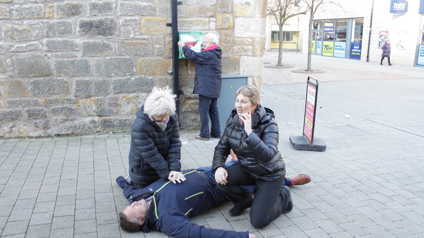 Members of the public phone for help for a patient in a street